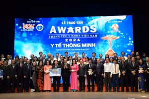 Các đại biểu chụp hình lưu niệm với các tập thể đoạt giải
