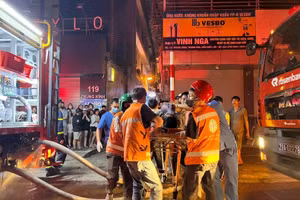 Lực lượng chức năng đưa nạn nhân ra khỏi khỏi đám cháy. 