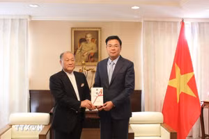 Chủ tịch Hiệp hội Giao lưu Nhật-Việt tỉnh Miyagi Atsushi Kamada (trái) trao quà hỗ trợ Việt Nam khắc phục hậu quả bão lũ. (Ảnh: Phạm Tuân/TTXVN)