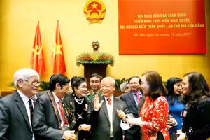 Tổng Bí thư Nguyễn Phú Trọng trò chuyện với các văn nghệ sĩ, trí thức, đại biểu tại Hội nghị Văn hóa toàn quốc ngày 24-11-2021. Ảnh: TRẦN HUẤN