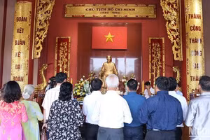 Kỷ niệm 134 năm Ngày sinh Chủ tịch Hồ Chí Minh tại Lào. Ảnh: TRỊNH DŨNG