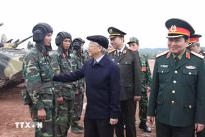 Ngày 19/11/2017, Tổng Bí thư Nguyễn Phú Trọng, Bí thư Quân ủy Trung ương và đại biểu các ban, bộ, ngành Trung ương đã đến thăm, kiểm tra tổng hợp công tác huấn luyện, sẵn sàng chiến đấu của một số đơn vị tại Trường bắn Quốc gia khu vực 1. Ảnh: TTXVN