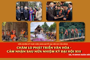 Tổng Bí thư Nguyễn Phú Trọng thăm hỏi, chúc Tết nhân dân Thủ đô Hà Nội đang vui xuân bên Đền Ngọc Sơn. Ảnh: Trí Dũng - TTXVN