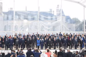 Tổng Bí thư, Chủ tịch nước Tô Lâm, Tổng thống Cộng hòa Pháp Emmanuel Macron, Trưởng đoàn các nước thành viên Pháp ngữ và khách mời chụp ảnh chung tại Hội nghị Cấp cao Pháp ngữ lần thứ 19. (Ảnh: TTXVN)