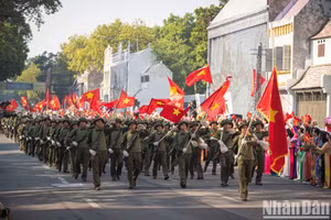 Tái hiện hình ảnh đoàn quân tiến vào tiếp quản Thủ đô Hà Nội sáng 10/10/1954 tại chương trình “Ngày hội Văn hóa vì hòa bình” ngày 6/10/2024. Ảnh: THÀNH ĐẠT