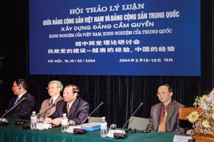 Đồng chí Nguyễn Phú Trọng, Ủy viên Bộ Chính trị, Bí thư Thành ủy Hà Nội, Chủ tịch Hội đồng Lý luận Trung ương tham gia chủ trì Hội thảo lý luận “Xây dựng Đảng cầm quyền: Kinh nghiệm của Việt Nam, kinh nghiệm của Trung Quốc”, ngày 16/02/2004. Ảnh: Thông tấn xã Việt Nam