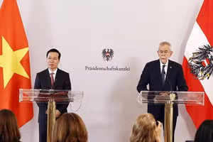 Sau hội đàm, Chủ tịch nước Võ Văn Thưởng và Tổng thống Cộng hòa Áo Alexander Van der Bellen gặp gỡ báo chí. (Ảnh: TTXVN)