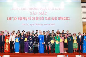 Thường trực Ban Bí thư Trương Thị Mai với các Chủ tịch Hội phụ nữ cơ sở giỏi toàn quốc năm 2023. (Ảnh: TTXVN)