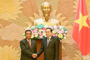 Chủ tịch Quốc hội Trần Thanh Mẫn và Phó Chủ tịch Quốc hội Lào Suvon Luongbunmi. (Ảnh: DUY LINH)