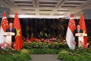 Tổng Bí thư Tô Lâm và Thủ tướng Singapore Lawrence Wong phát biểu với báo chí. (Ảnh: TTXVN)