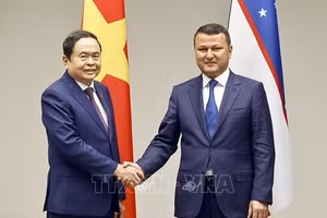 Chủ tịch Quốc hội Trần Thanh Mẫn và ông Sariev Kakhramon Ramatullaevich, Chủ tịch Ủy ban Quan hệ liên dân tộc và kiều bào ở nước ngoài của Cộng hòa Uzbekistan. (Ảnh: Doãn Tấn/TTXVN)