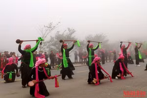 Festival đường phố ở thị xã Sa Pa (Lào Cai) thu hút du khách trong và ngoài nước.