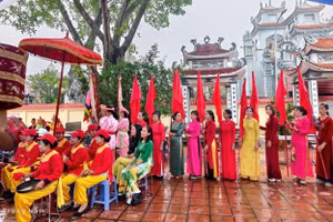 Đại diện đông đảo các tầng lớp nhân dân tham dự lễ hội mùa Xuân tại đình Thái Bình.