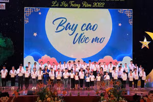 Ban tổ chức trao quà cho các em thiếu nhi.
