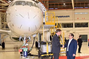 Chủ tịch kiêm Tổng Giám đốc Tập đoàn Embraer Francisco Gomes Neto đón Thủ tướng Phạm Minh Chính tới thăm, làm việc với Tập đoàn.