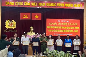Trung tướng Nguyễn Duy Ngọc trao bằng khen, kỷ niệm chương tặng các nghệ sĩ, nhà báo.