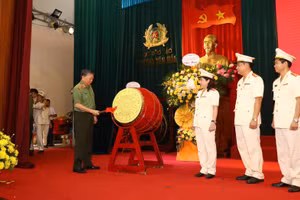 Đại tướng Tô Lâm đánh trống khai trường và tặng hoa chúc mừng Trường Văn hóa nhân dịp khai giảng năm học mới.