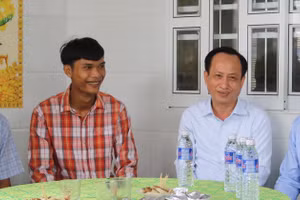 Lãnh đạo chủ chốt tỉnh Bạc Liêu đến các gia đình thăm hỏi, tặng quà trước khi các tân binh nhập ngũ.