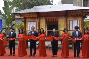Đại diện lãnh đạo tỉnh Lạng Sơn và các sở, ban ngành cắt băng khai mạc triển lãm. 