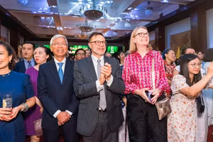 Phó Chủ tịch Ủy ban nhân dân Thành phố Hồ Chí Minh Võ Văn Hoan, Đại sứ Australia tại Việt Nam Andrew Goledzinowski, Tổng Lãnh sự Australia Sarah Hooper tham dự sự kiện Taste of Australia 2023. (Ảnh: Đại sứ quán Australia)
