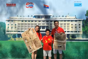 Nhiều gia đình đưa con đến để tìm hiểu ý nghĩa của ngày 30/4 tại khuôn viên Báo Nhân Dân, ngày 2/5. (Ảnh: ĐỖ THOA)
