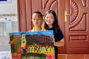 Cậu bé Tạ Đức Bảo Nam và mẹ tại trung tâm hỗ trợ phát triển hòa nhập Hoa Xuyến Chi. (Ảnh: nhân vật cung cấp)