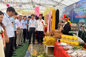 Các đại biểu tham quan một gian hàng tại Hội chợ.
