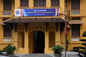 Nhiều cơ quan nhà nước tại Hà Nội treo cờ rủ, bày tỏ niềm tiếc thương đồng chí Khamtay Siphandone - nguyên Chủ tịch Đảng Nhân dân Cách mạng Lào, nguyên Chủ tịch nước Cộng hòa Dân chủ Nhân dân Lào.