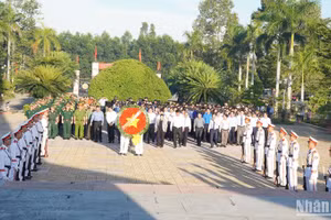 Lãnh đạo tỉnh Quảng Ngãi và các đoàn đại biểu dâng hoa viếng các Anh hùng liệt sĩ tại Nghĩa trang liệt sĩ tỉnh Quảng Ngãi
