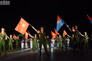 Lần đầu tiên Đoàn Nghi lễ Công an nhân dân biểu diễn diễu hành phục vụ người dân, du khách.