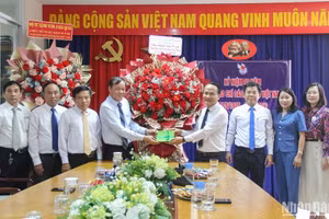 Phó Bí thư Thường trực Thành ủy, Trưởng ban Tổ chức Thành ủy Đà Nẵng Nguyễn Đình Vĩnh đến thăm, chúc mừng Cơ quan Thường trực Báo Nhân Dân tại Đà Nẵng. Ảnh ANH ĐÀO