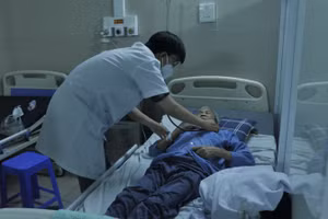 Bệnh nhân Covid-19 đang điều trị tại Bệnh viện Thanh Nhàn. 