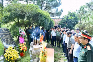 Thủ tướng Phạm Minh Chính và Đoàn công tác dành một phút mặc niệm tưởng nhớ Đại tướng Võ Nguyên Giáp.