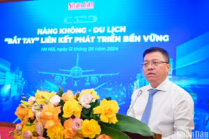 Đồng chí Lê Quốc Minh, Ủy viên Trung ương Đảng, Tổng Biên tập Báo Nhân Dân, Phó Trưởng Ban Tuyên giáo Trung ương, Chủ tịch Hội Nhà báo Việt Nam phát biểu tại hội thảo.