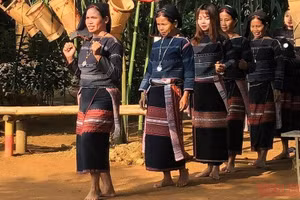 Đồng bào dân tộc trình diễn dân vũ tại Làng Văn hóa-Du lịch các dân tộc Việt Nam.