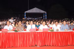 Lãnh đạo tỉnh Quảng Trị cùng rất đông du khách, người dân tham dự chương trình.