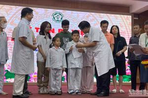 Phó Giáo sư, Tiến sĩ Đào Xuân Cơ chúc mừng các bệnh nhân xuất viện chiều 22/9.