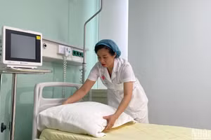 Thiếu tá, điều dưỡng viên Nguyễn Thị Hồng vẫn nhớ thói quen hằng ngày gấp gọn chăn, gối vào mỗi buổi sáng tại căn phòng nơi Tổng Bí thư nằm điều trị. 