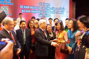 Tổng Bí thư Nguyễn Phú Trọng với các thế hệ cán bộ Tạp chí Cộng sản tại Lễ kỷ niệm 85 năm Ngày Tạp chí Cộng sản ra số đầu và đón nhận Huân chương Hồ Chí Minh lần thứ hai. (Ảnh: Tư liệu TCCS)