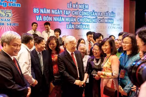 Tổng Bí thư Nguyễn Phú Trọng với các thế hệ cán bộ Tạp chí Cộng sản tại Lễ kỷ niệm 85 năm Ngày Tạp chí Cộng sản ra số đầu và đón nhận Huân chương Hồ Chí Minh lần thứ hai. (Ảnh: Tư liệu TCCS)