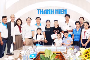  Nhà báo Nguyễn Ngọc Toàn, Tổng biên tập Báo Thanh Niên (thứ 6 từ trái qua) với nhà bảo trợ và các trẻ cùng gia đình.