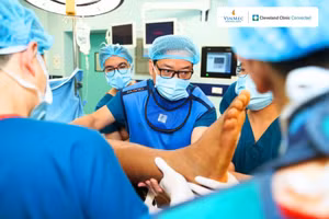 Giáo sư Trần Trung Dũng xem xét cẩn thận "đôi chân vàng" Xuân Son.