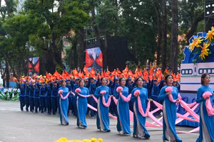 Khối Công nhân tham gia lễ diễu binh, diễu hành.