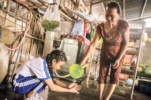 Em Lâm Thị Diễm Như và bà ngoại, Sơn Thị Sương (huyện Long Phú, tỉnh Sóc Trăng, Việt Nam) là hộ người dân tộc Khmer không có nhà tiêu hợp vệ sinh. 