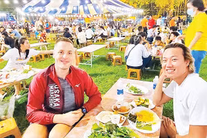 Du khách trải nghiệm tại “Lễ hội Văn hóa ẩm thực, món ngon Saigontourist Group 2023”. (Ảnh: Nhật Xuân)