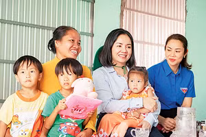 Bà Nguyễn Thị Hiền, Phó Tổng Giám đốc PVCFC trao nhà đại đoàn kết tặng người dân xã Khánh Hội, huyện U Minh, tỉnh Cà Mau.