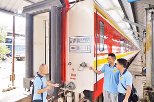 Hình ảnh toa tàu chạy tuyến Sài Gòn - Nha Trang.