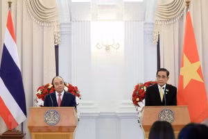 Chủ tịch nước Nguyễn Xuân Phúc và Thủ tướng Vương quốc Thái Lan Prayut Chan-o-cha gặp gỡ báo chí. (Ảnh: Thống Nhất/TTXVN)