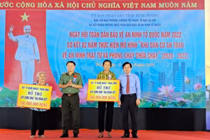 Phó Chủ tịch Ủy ban Trung ương Mặt trận Tổ quốc Việt Nam Nguyễn Hữu Dũng và đại diện Bộ Công an trao hỗ trợ xây dựng nhà Đại đoàn kết cho hộ nghèo.