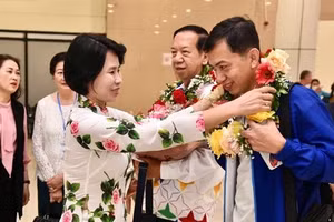 Phó Tổng cục trưởng Thể dục-Thể thao Lê Thị Hoàng Yến tặng hoa cho đại diện Đoàn rước đuốc Campuchia tại sân bay Nội Bài. (Ảnh: Tổng cục Thể dục-Thể thao).